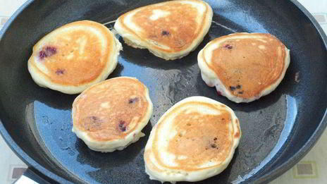 оладьи без яиц с малиной