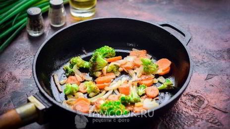 оладьи из куриной печени с овощами