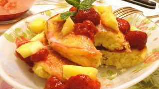 Оладьи pancake с клубникой и ананасом