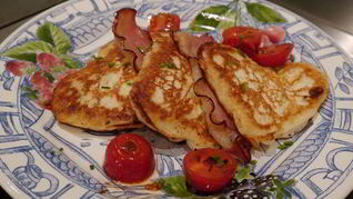 Сырные оладьи с беконом и помидорами