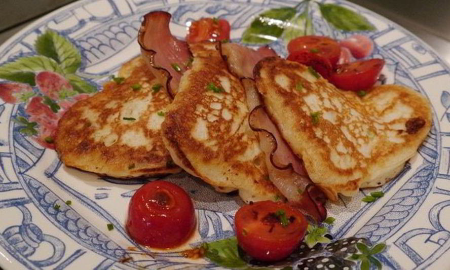 Рецепт сырных оладий с беконом и помидорами