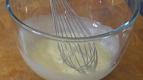 сырные оладьи с беконом и помидорами