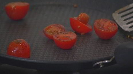 сырные оладьи с беконом и помидорами