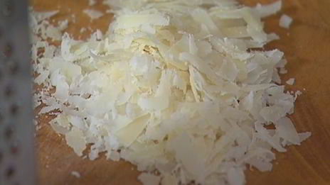 сырные оладьи с беконом и помидорами