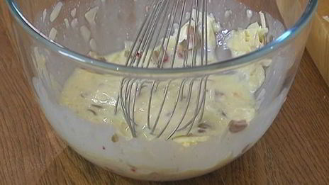 сырные оладьи с беконом и помидорами