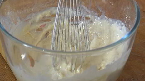 сырные оладьи с беконом и помидорами