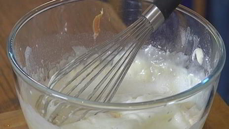 сырные оладьи с беконом и помидорами