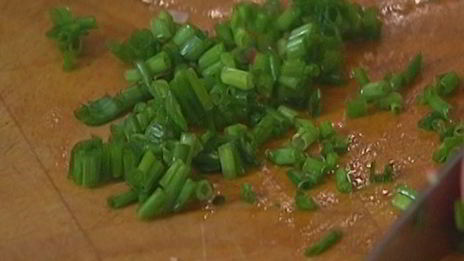 сырные оладьи с беконом и помидорами