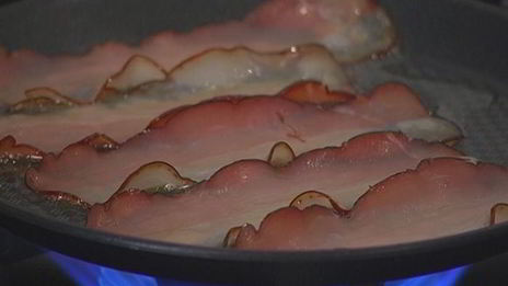 сырные оладьи с беконом и помидорами