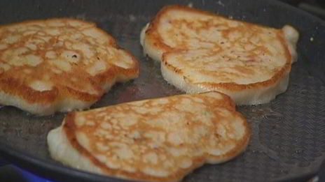 сырные оладьи с беконом и помидорами