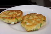 Закусочные оладушки с зеленым луком и яйцом