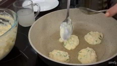закусочные оладушки с зеленым луком и яйцом