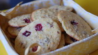 Апельсиновое печенье с орехами и клюквой