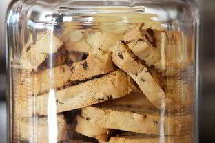 Бискотти с черным перцем и инжиром