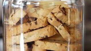 Бискотти с черным перцем и инжиром