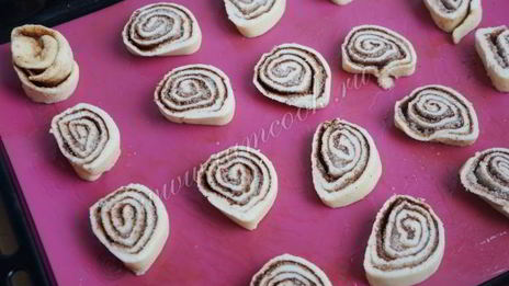 творожное печенье-рулетики с какао и корицей