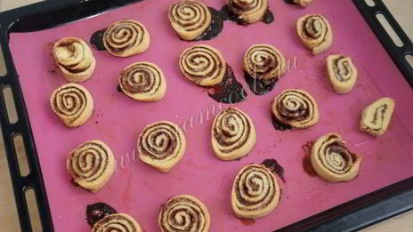 творожное печенье-рулетики с какао и корицей