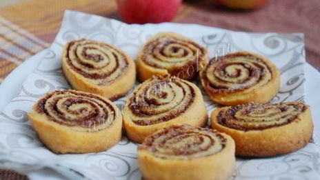 творожное печенье-рулетики с какао и корицей