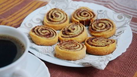 творожное печенье-рулетики с какао и корицей