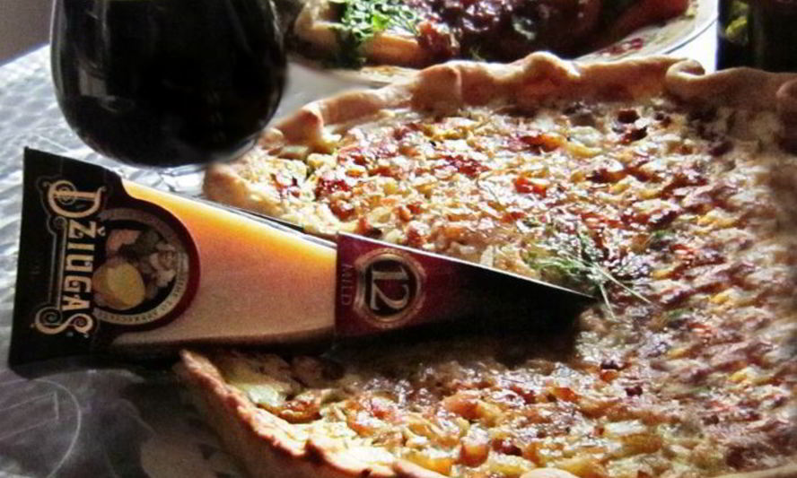 Рецепт лукового пирога со шпиком и сыром джюгас