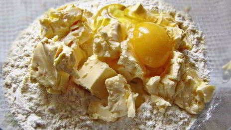 луковый пирог со шпиком и сыром джюгас