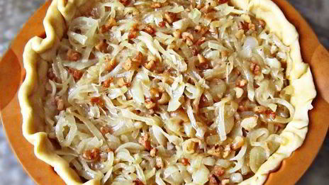 луковый пирог со шпиком и сыром джюгас