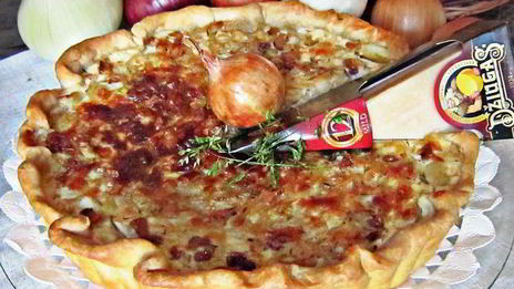 луковый пирог со шпиком и сыром джюгас