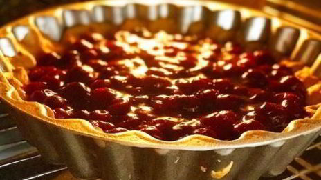 песочный пирог с творожной начинкой и вишней