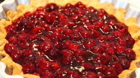 песочный пирог с творожной начинкой и вишней