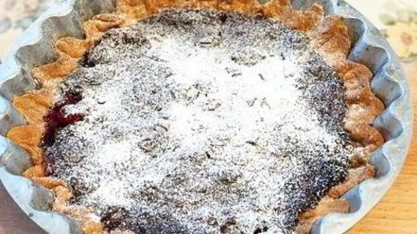 песочный пирог с творожной начинкой и вишней