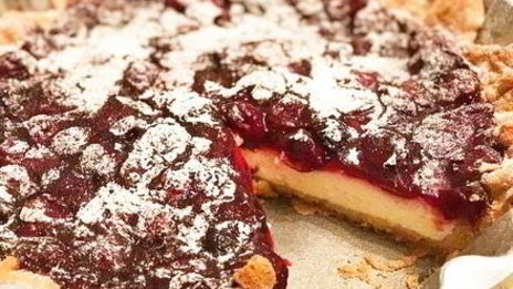 песочный пирог с творожной начинкой и вишней