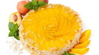 Пирог из слоеного теста с персиками