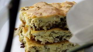 Пирог с молодой капустой и зеленью