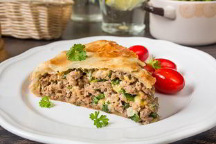 Пирог с мясом и сыром