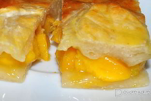 Пирог с персиками из слоеного теста