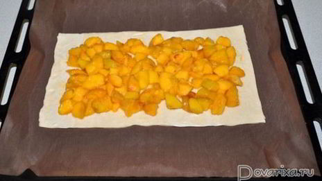 пирог с персиками из слоеного теста