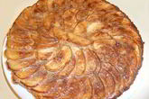 Пирог с яблоками и корицей