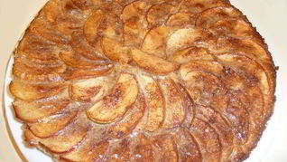 Пирог с яблоками и корицей
