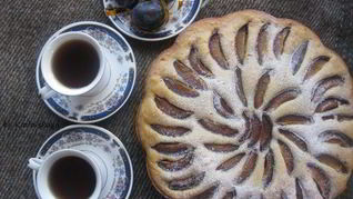 Пряный сливовый пирог на пиве