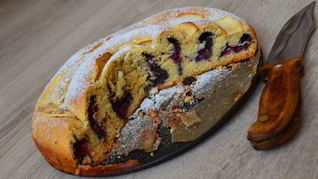 Сдобный пирог с вишнями и маком