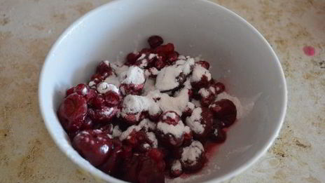 сдобный пирог с вишнями и маком