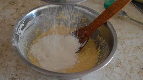 сдобный пирог с вишнями и маком