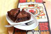 Шоколадный пирог с вишней и перцем