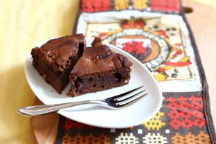 Шоколадный пирог с вишней и перцем