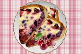 Сметанный пирог с замороженными ягодами вишни