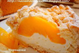 Творожный пирог с персиками