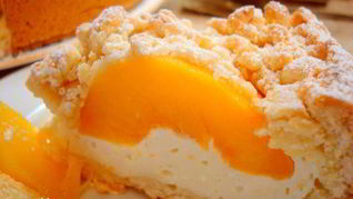 Творожный пирог с персиками