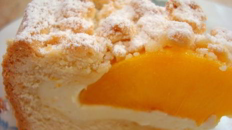 творожный пирог с персиками