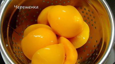 творожный пирог с персиками