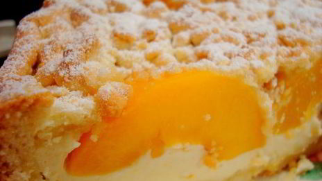 творожный пирог с персиками